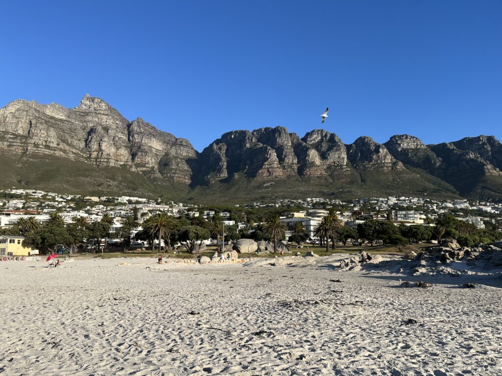 Camps Bay Beach, Cape Town, África do Sul.