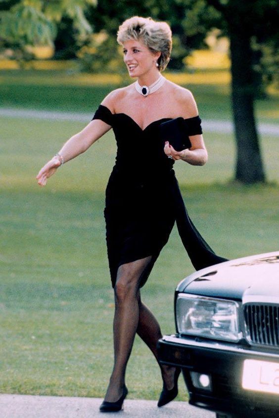 Lady Di vestindo uma peça Christina Stambolian, apelidado carinhosamente de "Revenge Dress", após o divórcio com o herdeiro. 