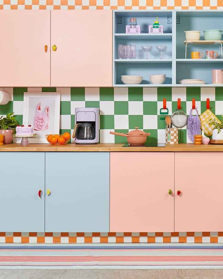 cozinha colorida em tons de laranja, verde e azul