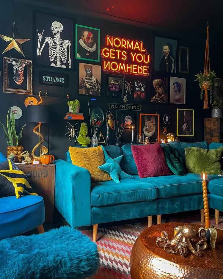 sofa azul em sala de estar maximalista, paredes pretas com muitos quadros