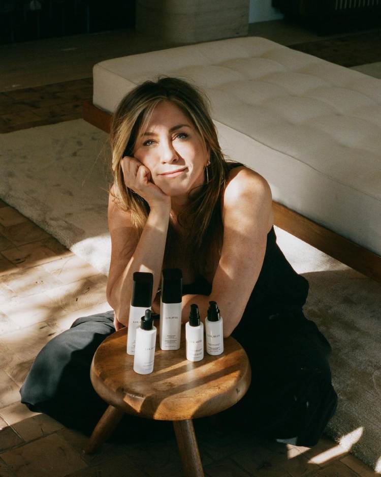  marcas de beleza assinadas por famosos, Jennifer Aniston com os produtos da marca própria de cabelo.