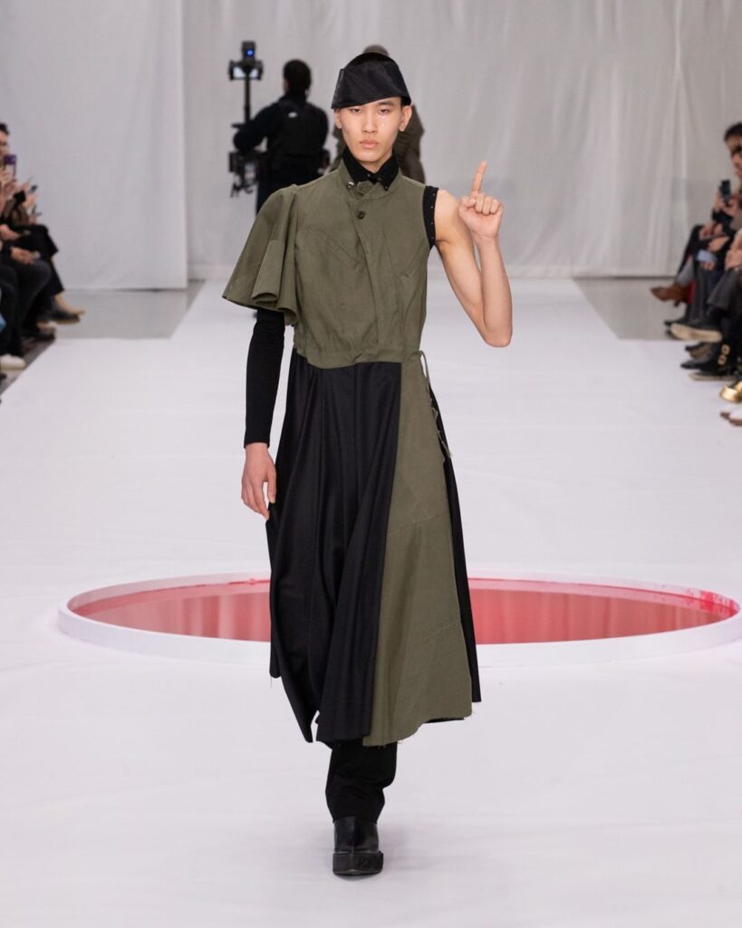 Peças com formas rasgadas e drapeados trazendo referência a matérias contemporâneos na colução couture "UTAKATA" de Yuima Nakazato