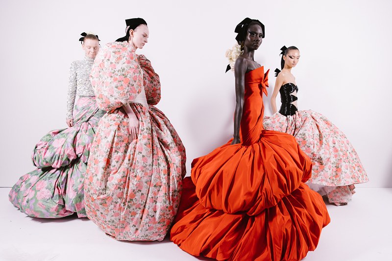 Giambattista Valli nós convida para um “balé de flores” em sua alta-costura  2024 - Fashionlismo