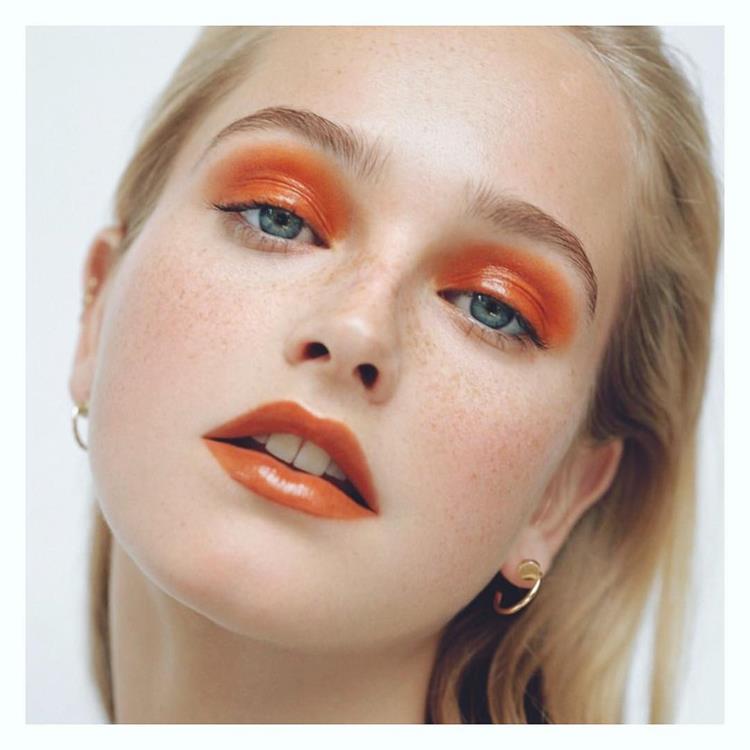 mulher com maquiagem monocromática laranja