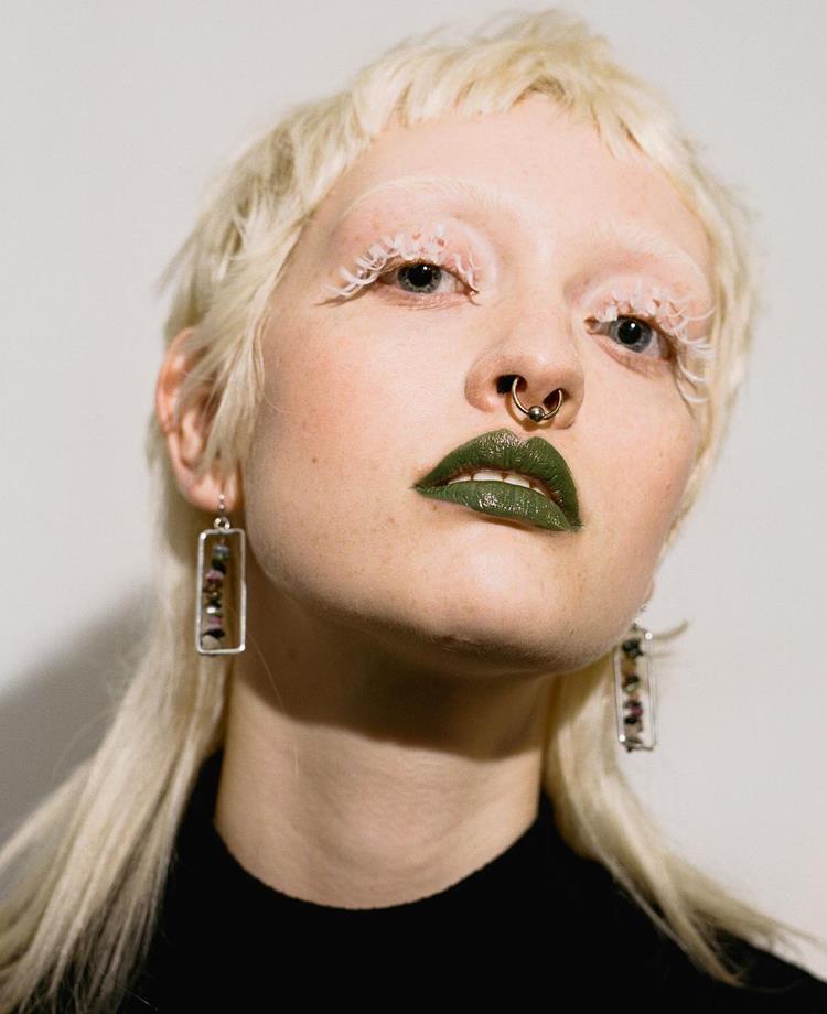 rosto com cobertura leve, cílios branco e batom verde entre as tendências de maquiagem para 2024