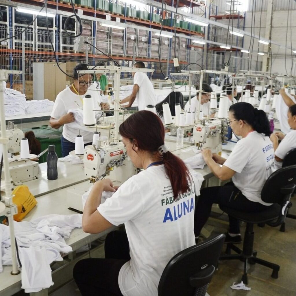 Foto de trabalhadoras costurando roupas 