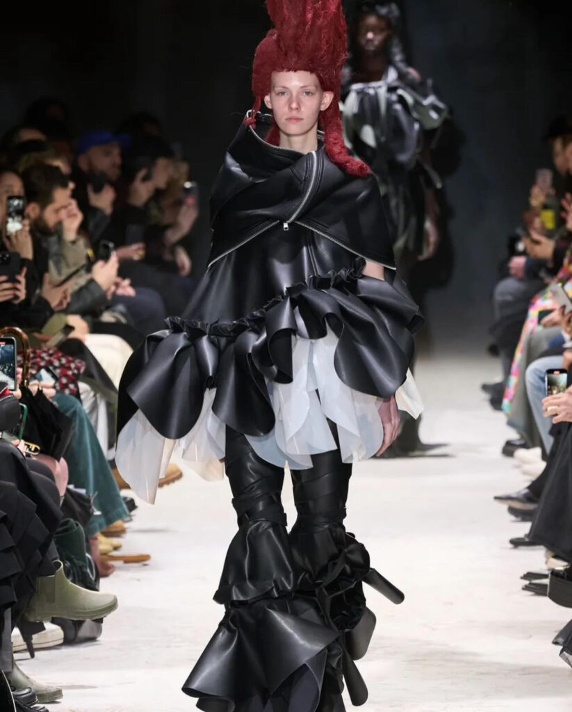 Modelo usa peça da coleção outono-inverno da Comme des Garçons, criado pela estilista Rei Kawabuko, no PFW 2024