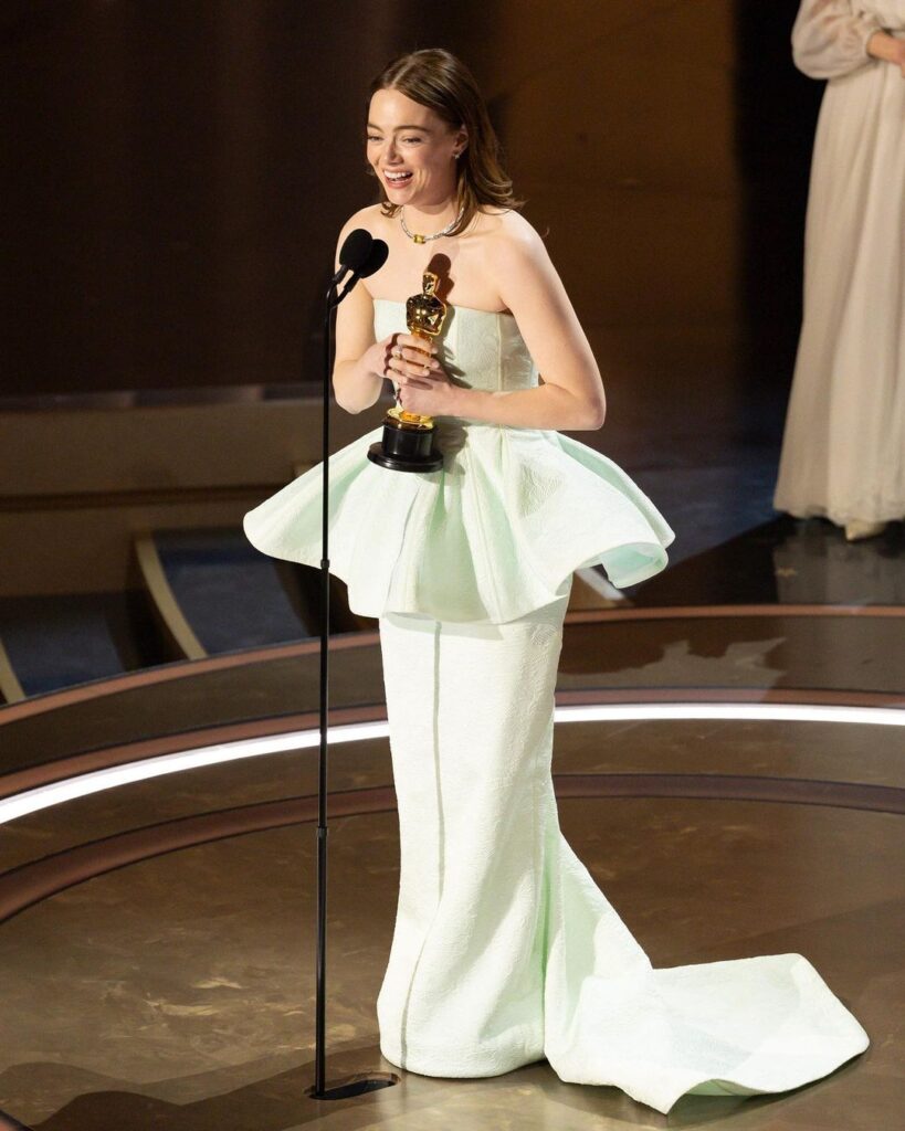Oscar 2024 - Emma Stone usando um Louis Vuitton.