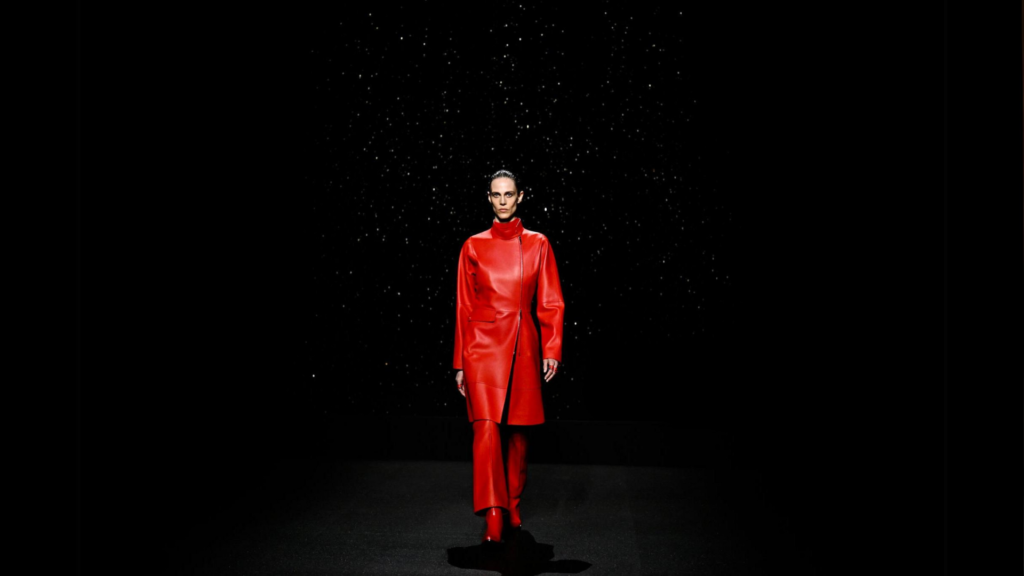 Modelo vestindo um conjunto em couro vermelho - Hermès Paris Fashion Week 2024 - Coleção outono inverno