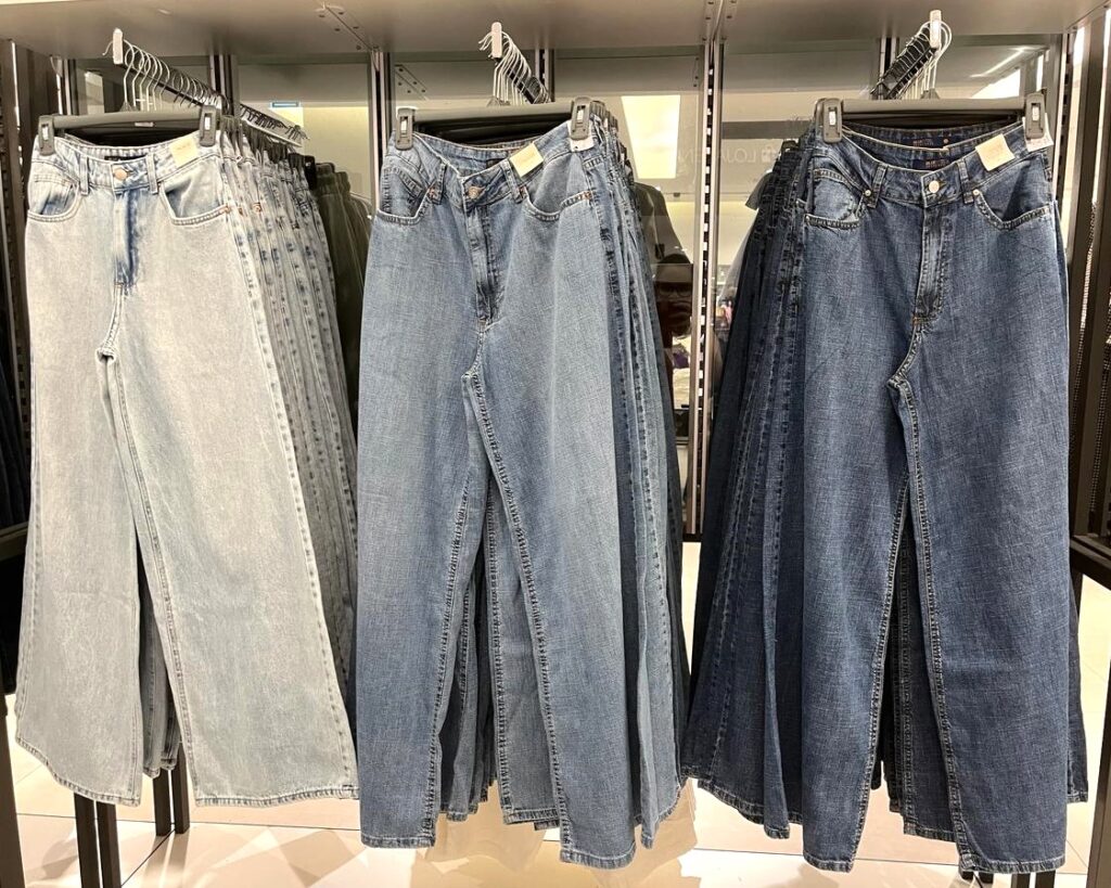 Da esquerda para a direita, calça feminina de lavagem mais clara; já no meio, a de coloração média; e, por fim, jeans mais escuro.