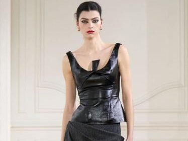 Modelo desfila para a Givenchy com look all black.
