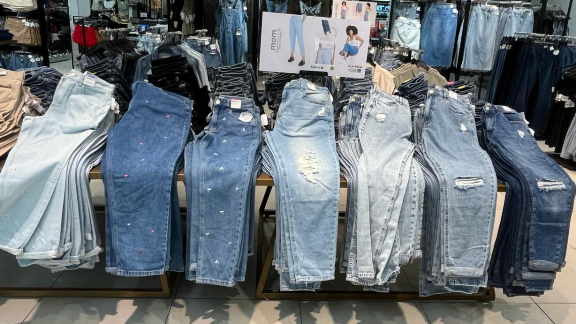 Modelos de calças jeans na bancada: da esquerda para a direita, temos jeans mais claros, passando pelos de lavagem mais escura, depois os jeans mais claros, novamente, com manchas mais branca, e finalizamos com a lavagem de jeans mais destroyed.