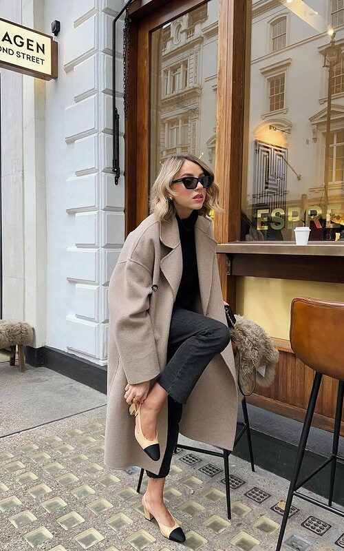 Amelia Taylor, influenciadora no Instagram, com look elegante usando slingback de bico mais arredondado, bicolor, e roupas em cores mais sóbrias, como bege e cinza.