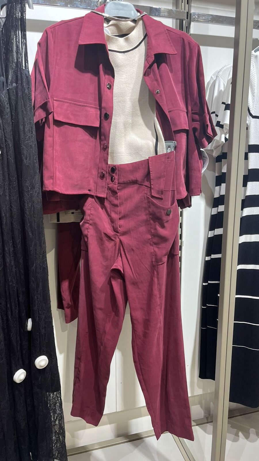Conjunto de blusa e calça vermelho cherry ou bordô na Riachuelo.