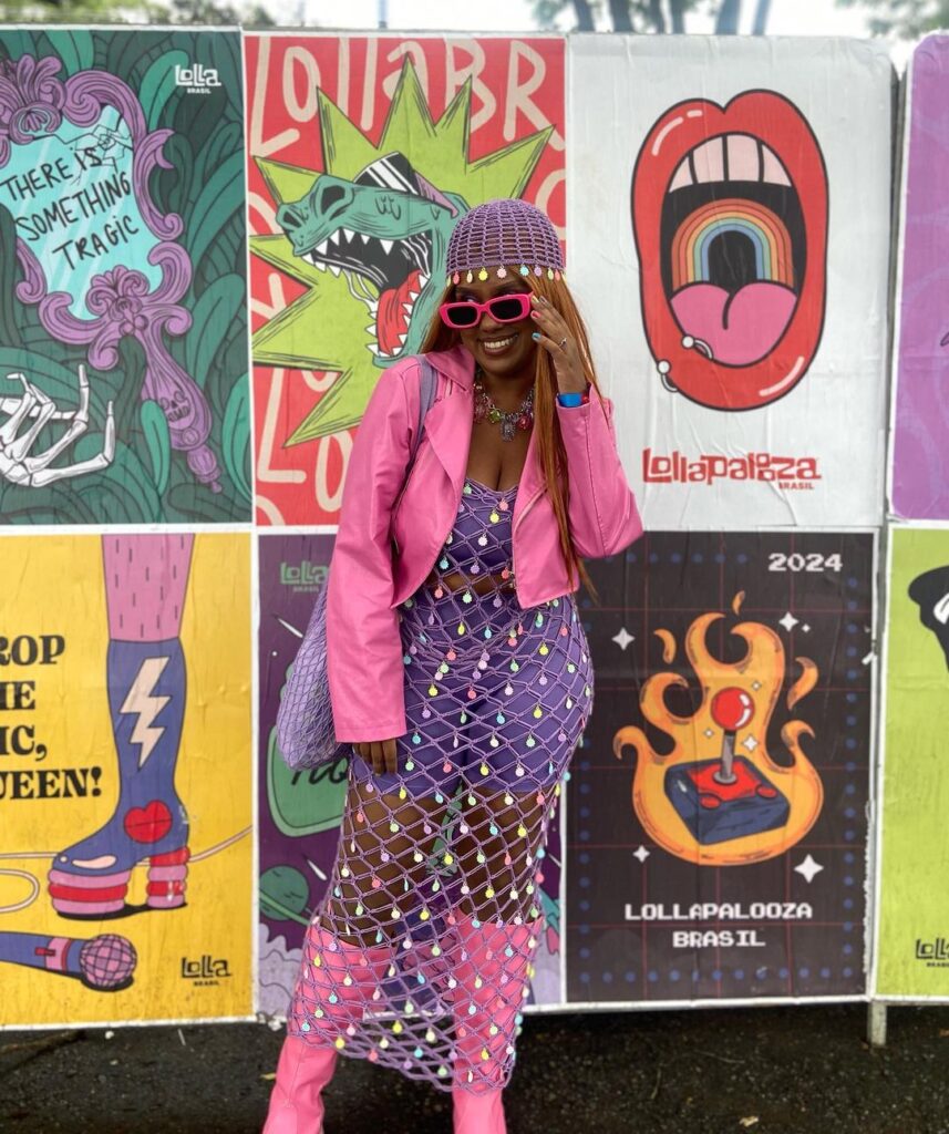 Karen Merilyn veste look produzido à mão por ela mesmo no festival Lolla, em 2024