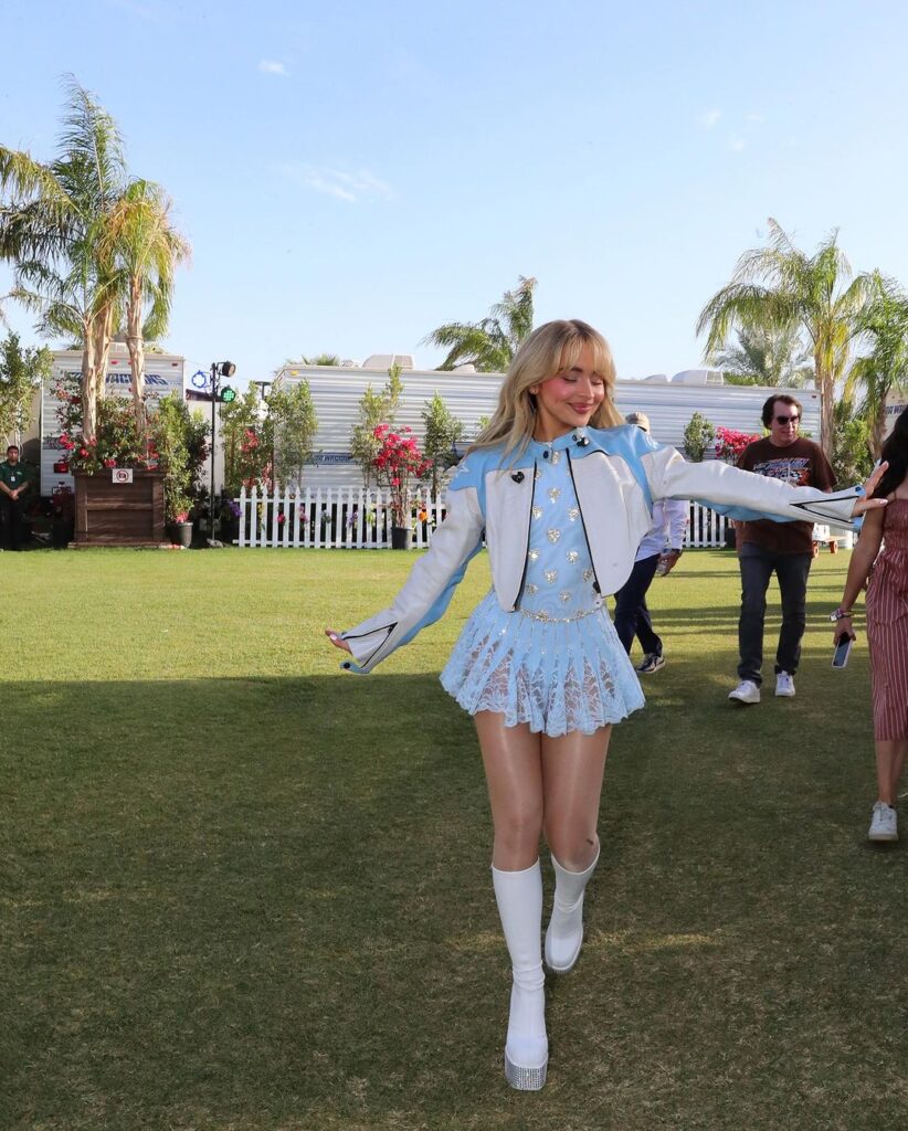 A cantora foi comparada a uma nova Hannah Montana devido seus looks no Coachella Valley
