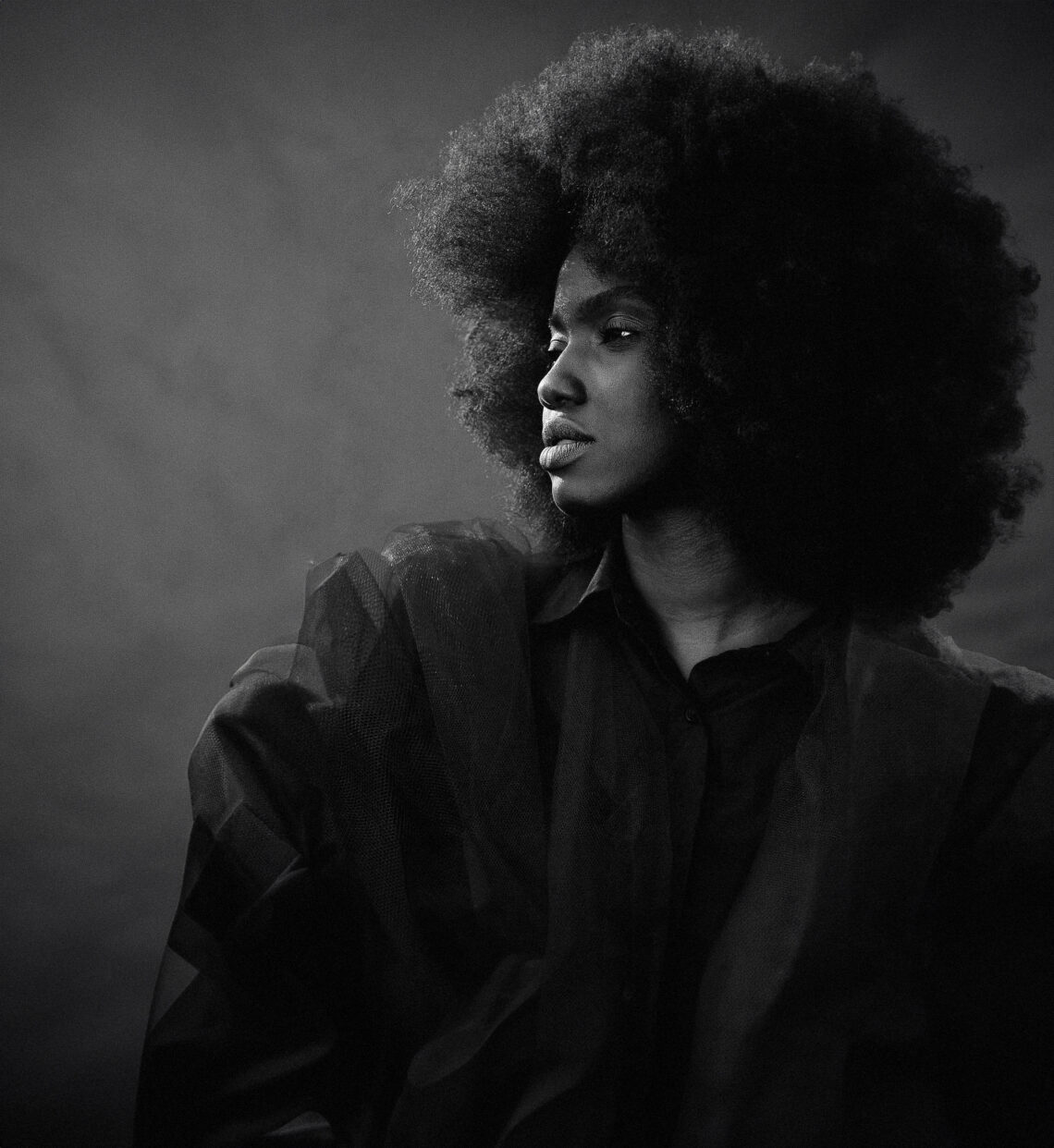 modelo negra em fotografia de moda de Leo Rennan
