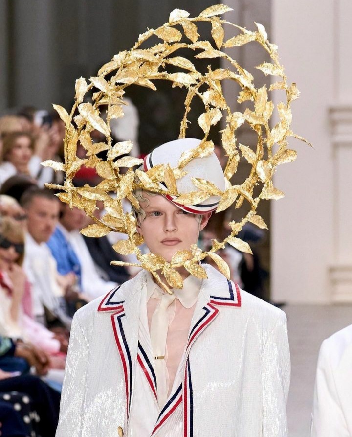 A modelo usa uma releitura de uma coroa de louros, símbolo de vitória 