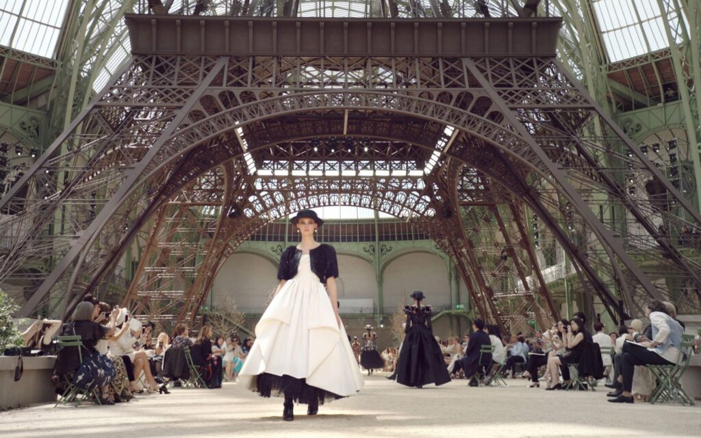 Desfile Chanel alta costura torre Eifel 