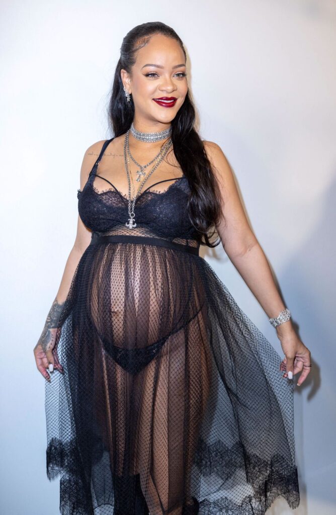 O tópico maternidade vem sendo explorado no mundo da moda, como para a cantora Rihanna, que usa um look transparente preto ao mostrar a barriga