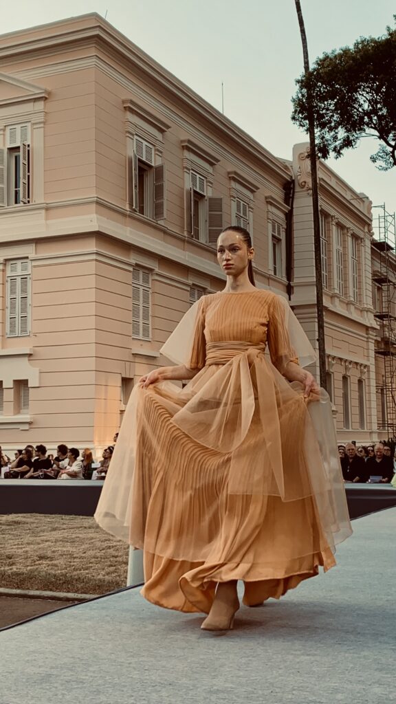 Modelo desfile no jardim sensorial. 