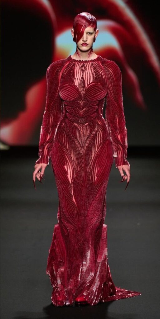 Vestido vermelho simulando os músculos e nervos do corpo humano.