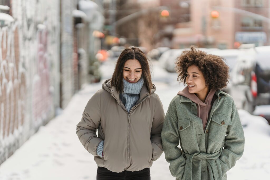 Mulheres com roupas de frio durante o inverno.