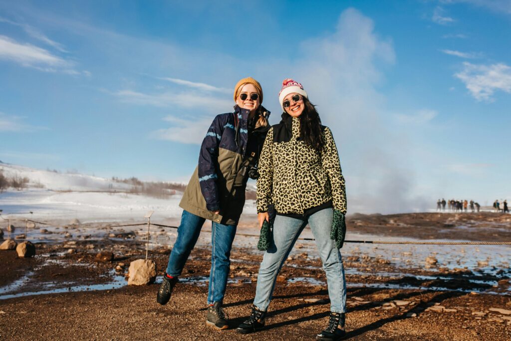 Mulheres com roupas de frio na neve.