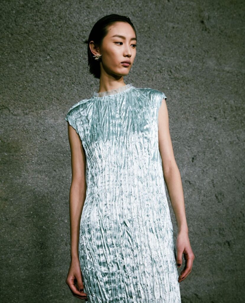 Modelo usando vestido de recorte reto azul ciano pertencente a coleção de outono-inverno 2024 de Jason Wu.