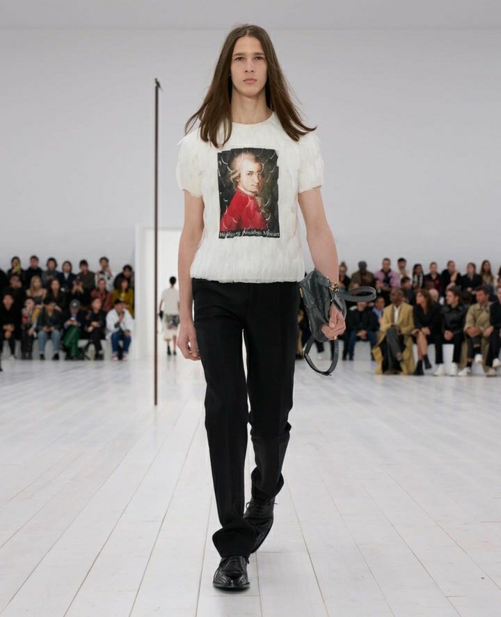 Imagem do desfile Loewe. As camisetas de personalidades históricas deixam claro como o clássico se reinventou na passarela.