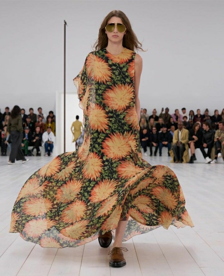 Imagem do desfile Loewe. Os aros com uma nova armação deixam claro como o clássico se reinventou na passarela.