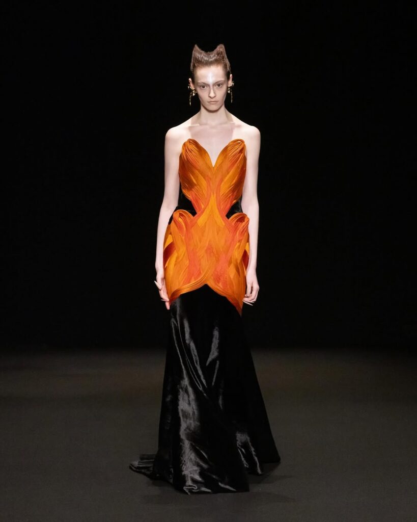 vestido de chamas across the flame gaurav gupta