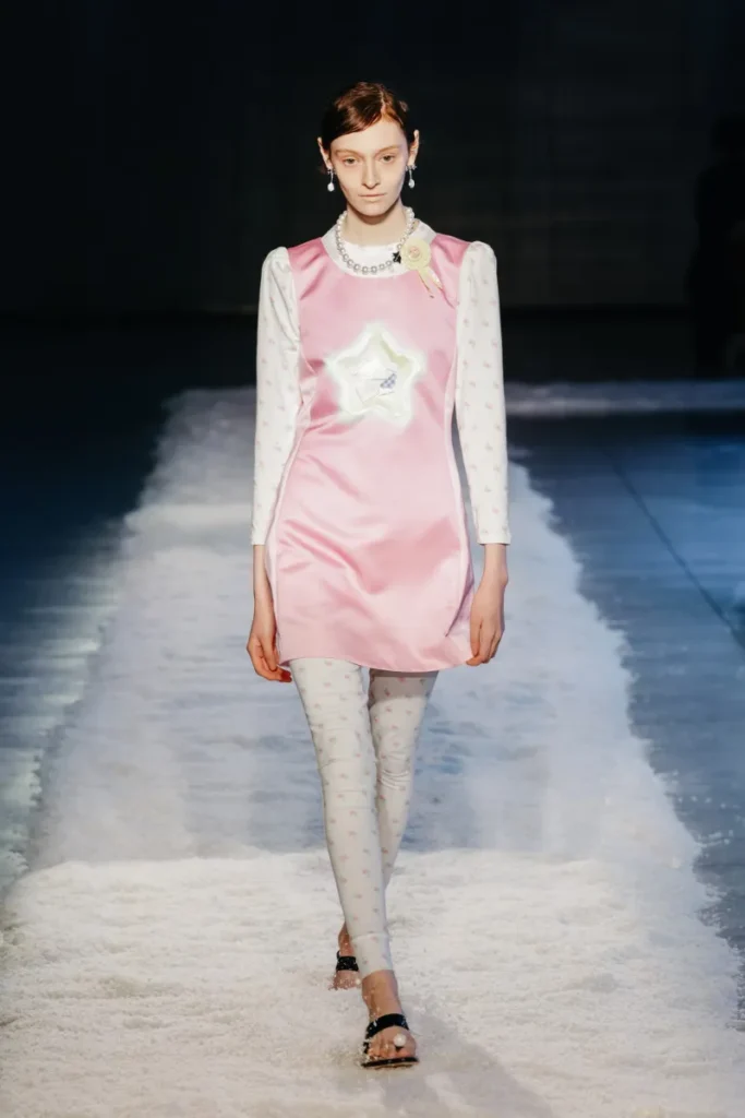 Look da coleção Outono/Inverno 2025 de Sandy Liang na New York Fashion Week