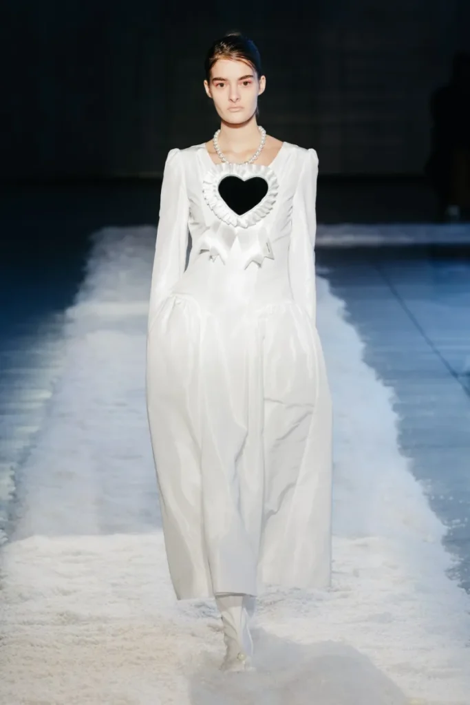 Look da coleção Outono/Inverno 2025 de Sandy Liang na New York Fashion Week