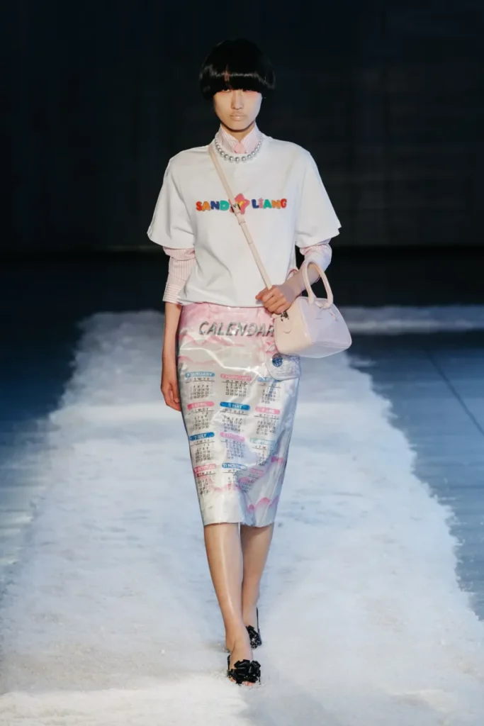 Look da coleção Outono/Inverno 2025 de Sandy Liang na New York Fashion Week