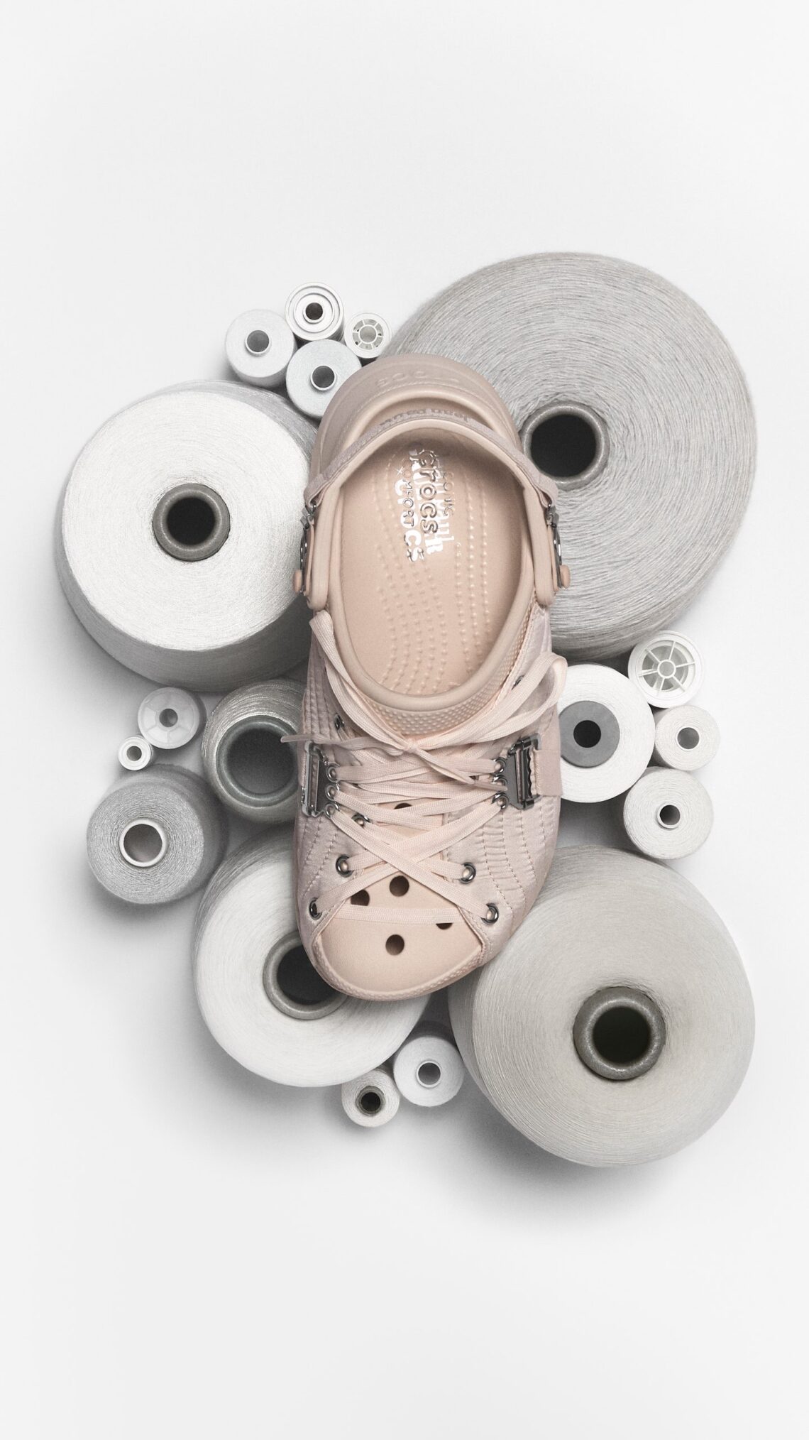 Colaboração entre Crocs e Jean Paul Gaultier que revisita ícones da moda francesa sob a lente do streetwear chega ao Brasil