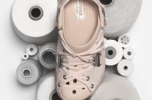 Colaboração entre Crocs e Jean Paul Gaultier que revisita ícones da moda francesa sob a lente do streetwear chega ao Brasil
