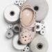 Colaboração entre Crocs e Jean Paul Gaultier que revisita ícones da moda francesa sob a lente do streetwear chega ao Brasil
