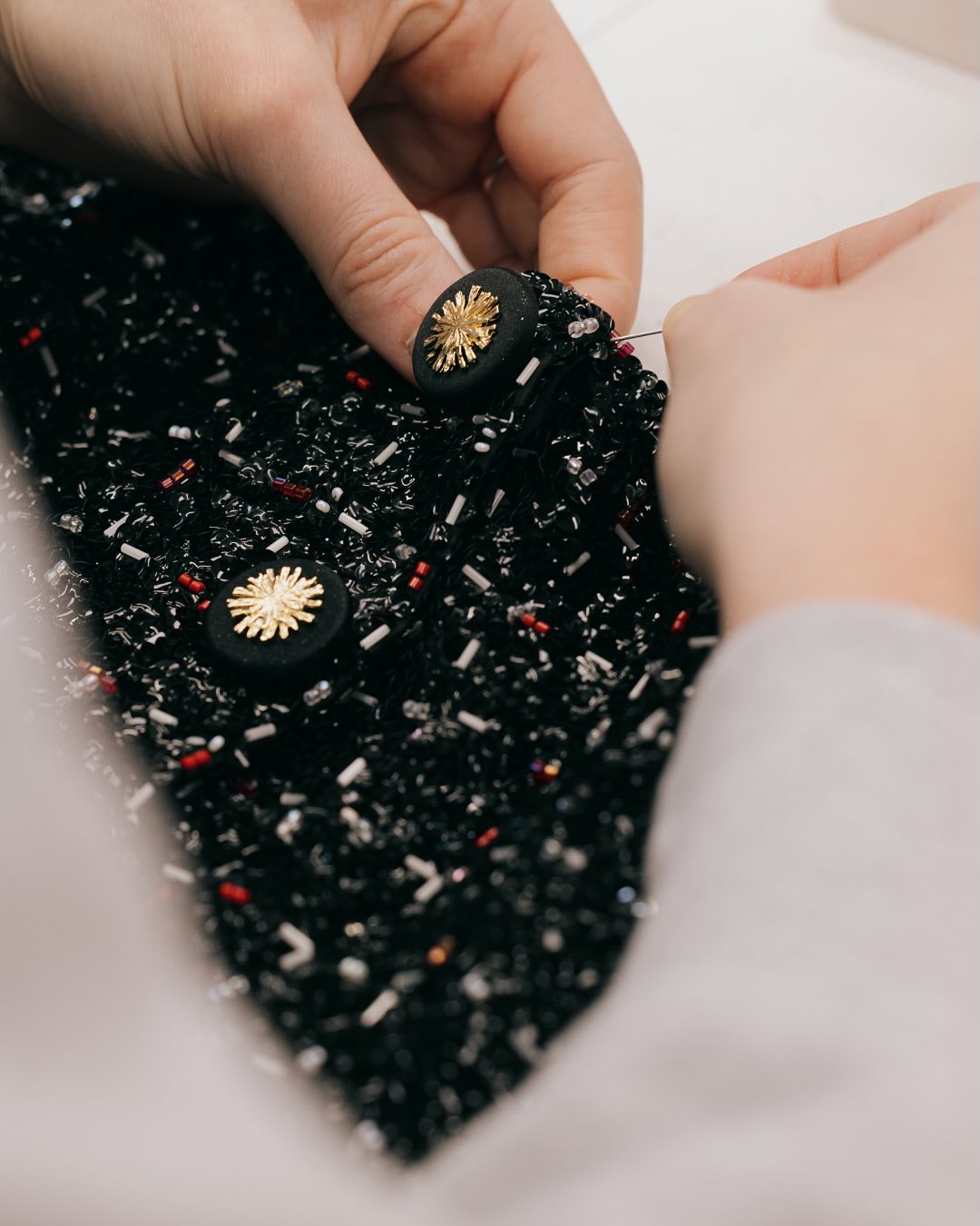 Detalhes do processo de criação do icônico blazer Suits de tweed da Chanel.