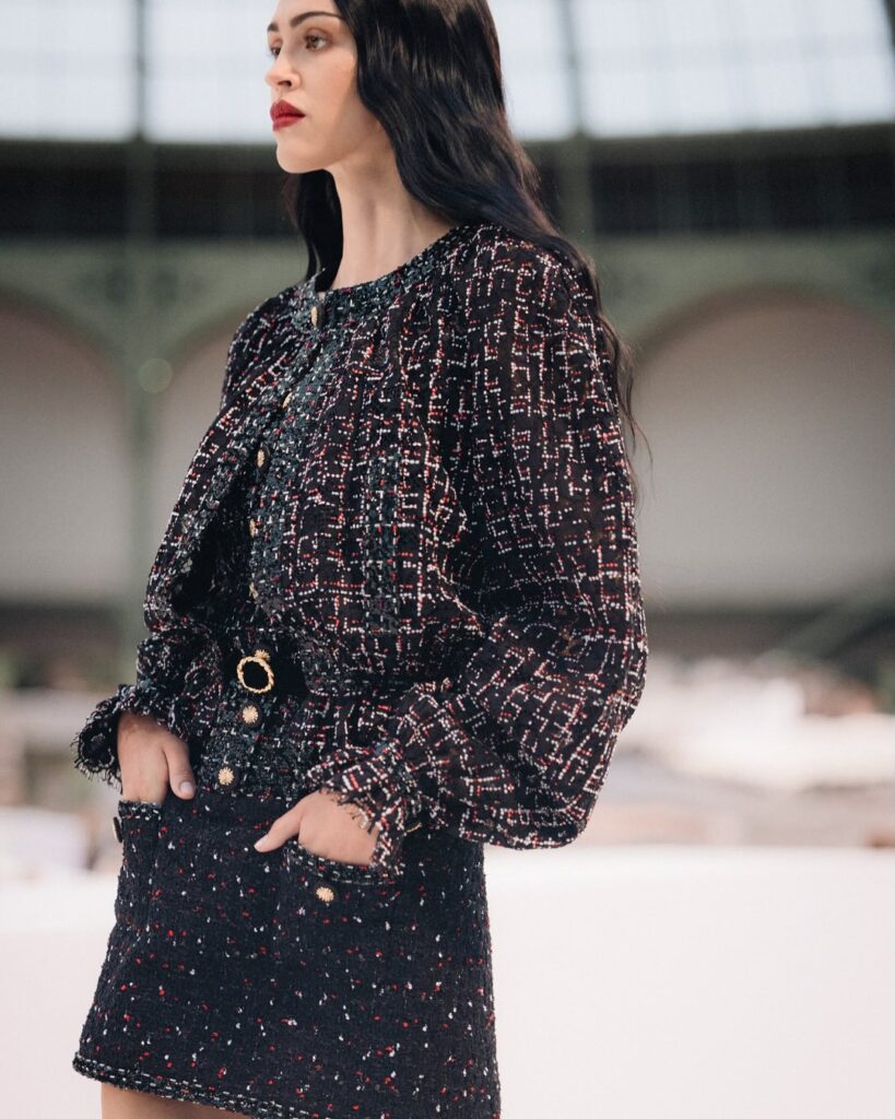 Suits de tweed da Chanel feita pelo time de criação da maison em coleções anteriores à estreia oficial de Matthieu Blazy.