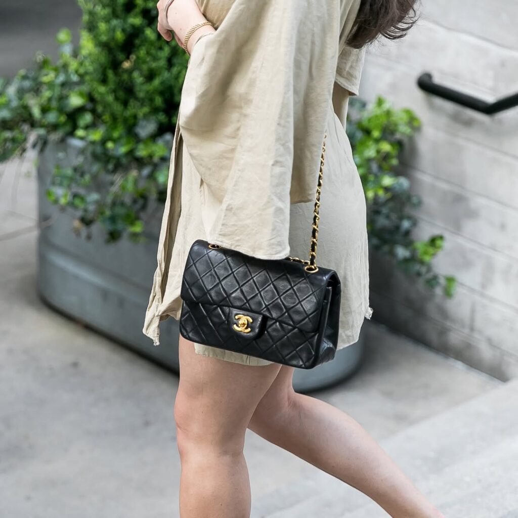 Imagem da memóravel bolsa 2.55 da Chanel, nova casa de Matthieu Blazy.