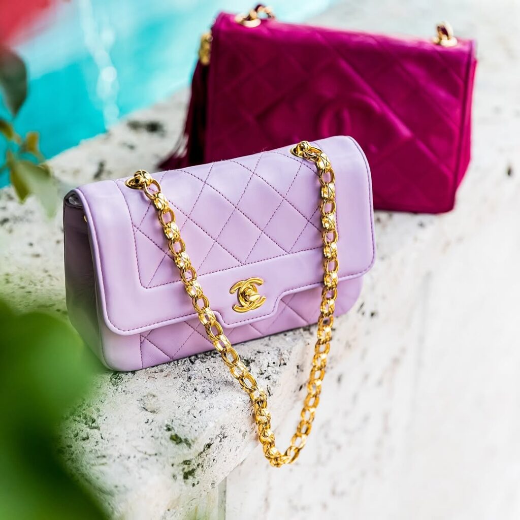 Duas bolsas matelassê da Chanel.