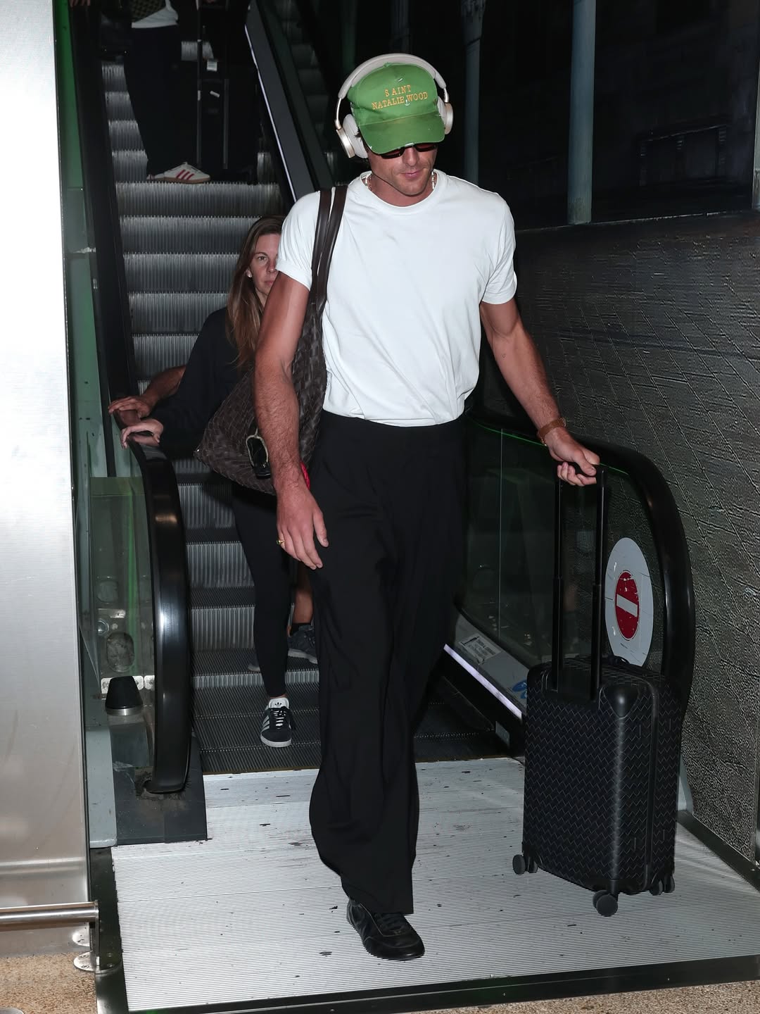 Jacob Elordi usando a mala de luxo da grife, Odyssey, que apresenta o icônico padrão Intreccio em versão impressa em 3D.