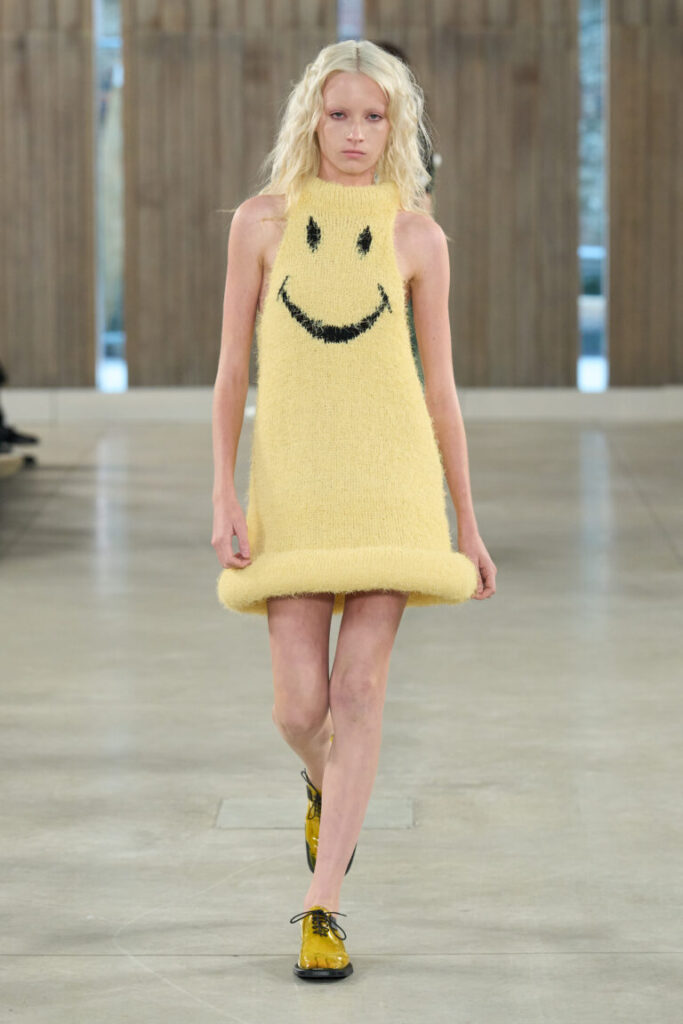 MFW 2026: Moschino transforma o banal em luxo
