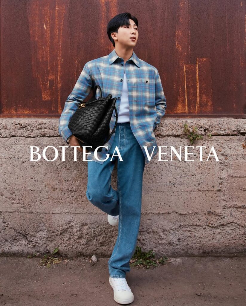 Blusa e calça de couro Trompe-L’oeil, criação de Matthieu Blazy, novo diretor criativo da Chanel, para a Bottega Veneta