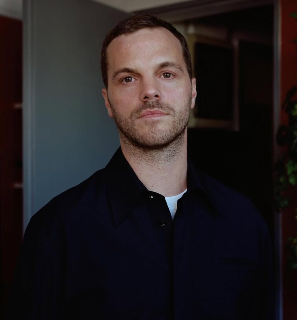 Imagem retratando Matthieu Blazy, novo diretor criativo da Chanel.