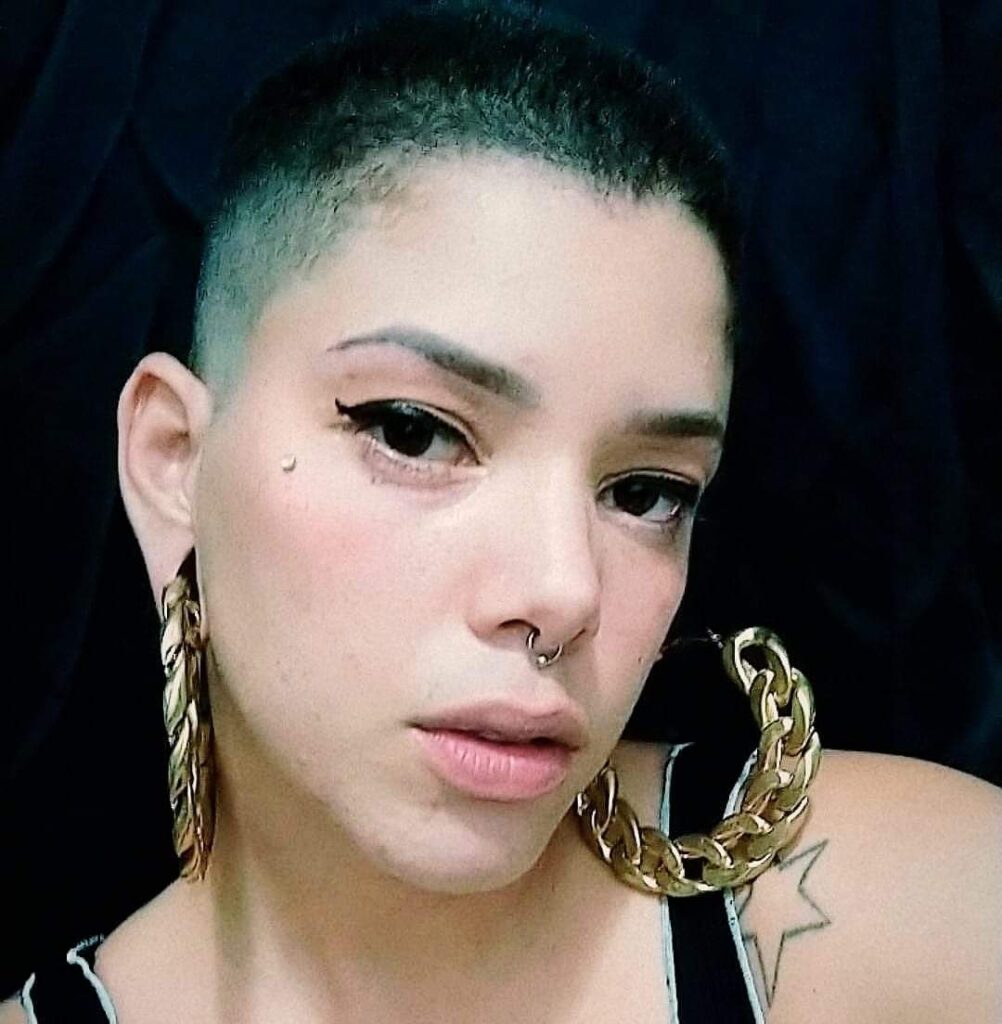 Marianne trabalha no varejo de moda