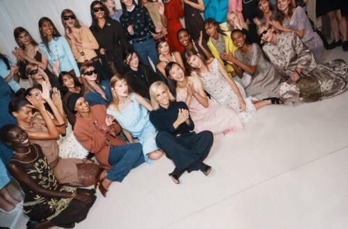 Foto dos bastidores do desfile Tory Burch na NYFW, com estilista e modelos.