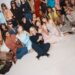 Foto dos bastidores do desfile Tory Burch na NYFW, com estilista e modelos.