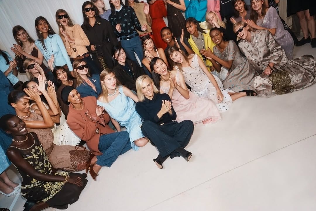 Foto dos bastidores do desfile Tory Burch na NYFW, com estilista e modelos.